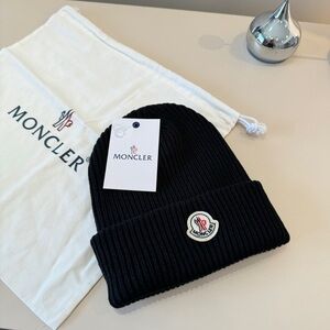 Moncler Black Ribbed Beanie with Logo Fashion❤️🎉🎉